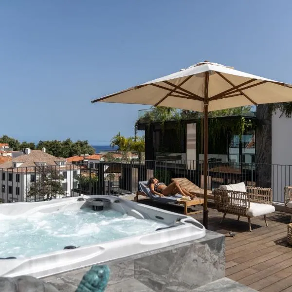 Luxury Rooftop Jacuzzi Penthouse at Savoy Insular, hotel en Funchal