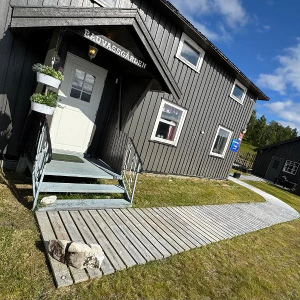 Rauvassgården, romslig, 5 sov, kjøkken, WiFi, hotel em Raudvatnet