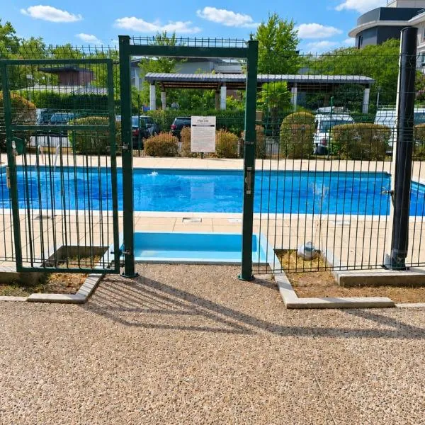 Urban Escape - Piscine & Terrasse intime à 3 min du Parc des Coquibus - Proche ORLY, khách sạn ở Evry-Courcouronnes