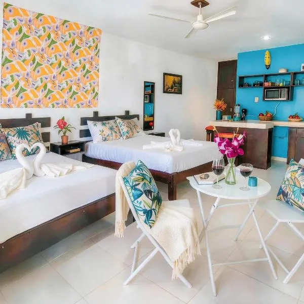 Quiet 1BR 2BR Duplex, 2 Blue Flag Beaches 15 Min Walk, Sleeps 2-8, Full Induction Kitchen WiFi AC Free Bikes, Market & Minibus 10 Min, 5th Ave 20 Min, Dozens of Cenotes 20 Min, ADO Bus 30 Min, Cozumel Ferry 40 Min, Free Street Parking, hotel em Playa del Carmen