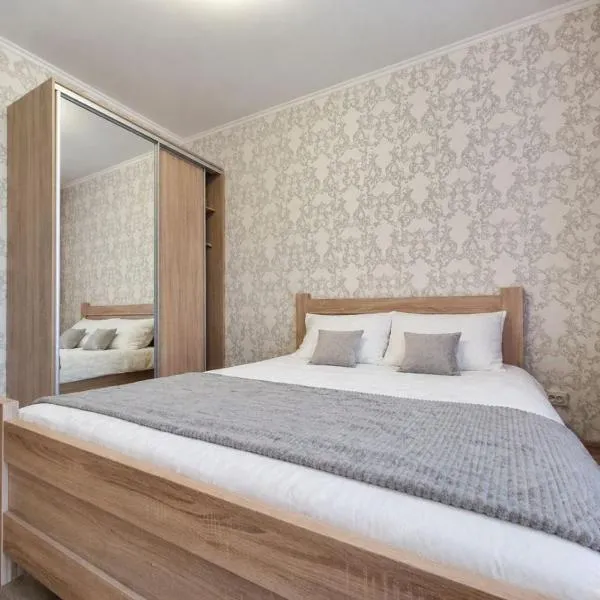 Панорамний Краєвид на Озеро Позняки Жк Лебединий, hotel in Kiev
