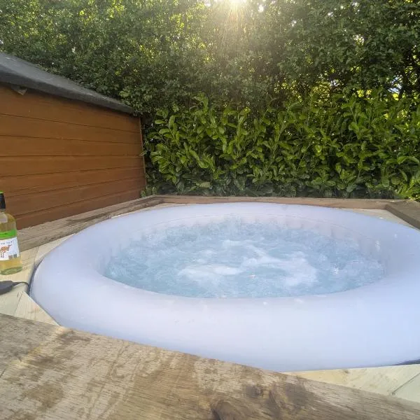 Peaceful Large King Room l 55inch TV l Hot Tub, hotell sihtkohas Egerton