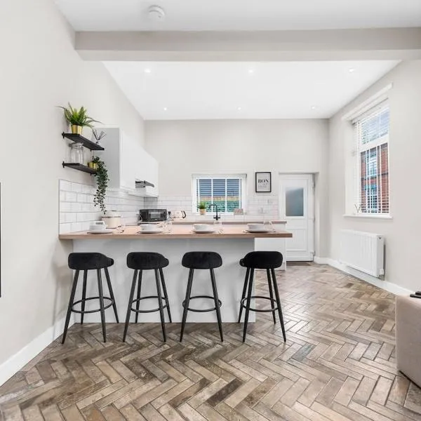 Modern 3 Bedroom house, short walk to train station and town centre, close to Manchester Airport and PLouise, hotel di Stockport