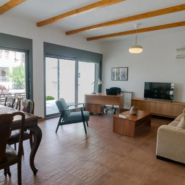 Cube House - detached home with garden and parking, Hotel in Volos