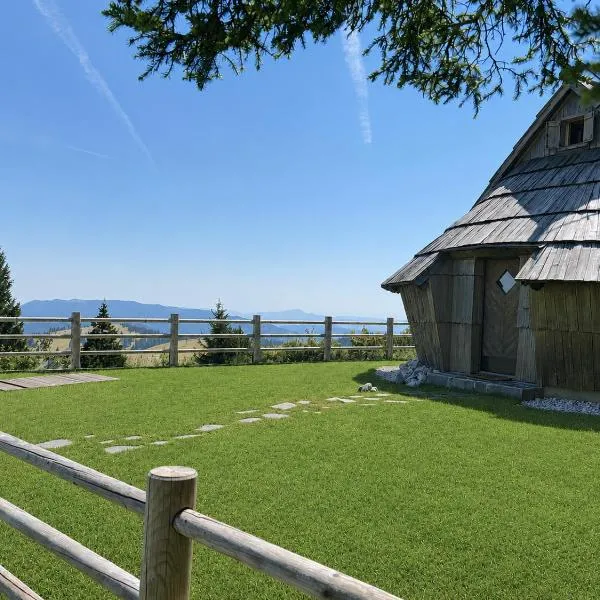 Chalet Velika Planina with Sauna - I FEEL ALPS, hotelli kohteessa Stahovica