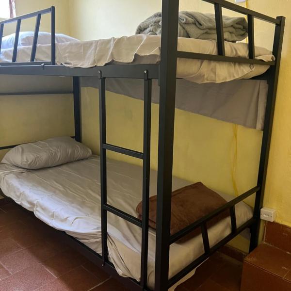 Dormitório com cozinha e banheiro privativos