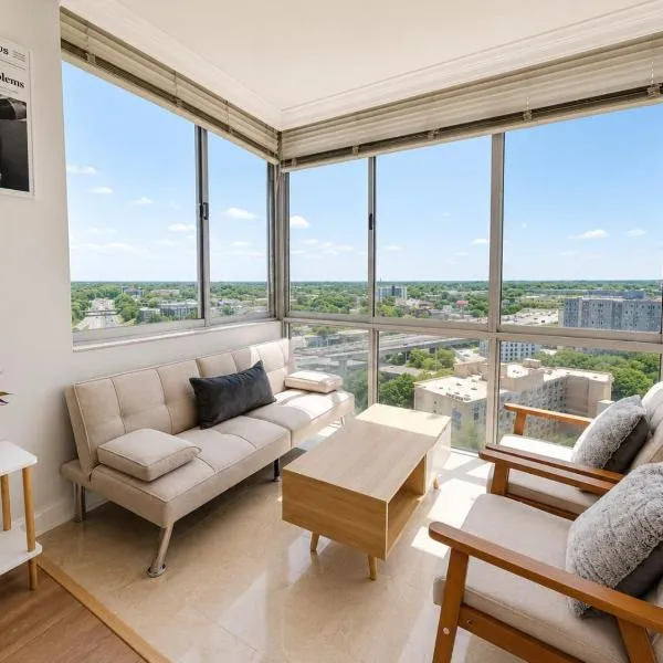 The ATL Sky Suite High-Floor 3BR Downtown Penthouse Stunning City Views, hotelli kohteessa Atlanta