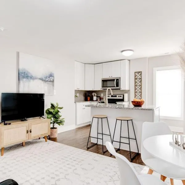 Cozy 1-Bedroom Retreat, New Remodel, Fast Wi-Fi, Hotel in Columbus