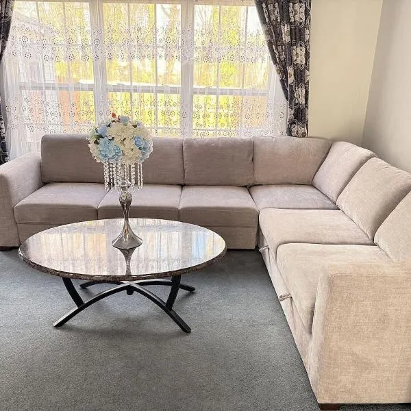Family-friendly, Quiet, and Gated 3-bedroom Townhouse in Central Richmond, hotel in Richmond