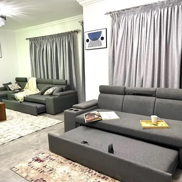 Charming 3 Beds Apartment in elegant Villa Prime Location in Shorouk City, hotel v Káhire