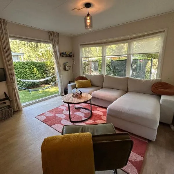 Sfeervol Veluws chalet met privé sauna, Hoenderloo، فندق في هونديرلو