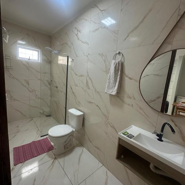 Quarto kitnet n 4 completo com banheiro e cozinha, ampla garagem no centro da cidade - Foto 2