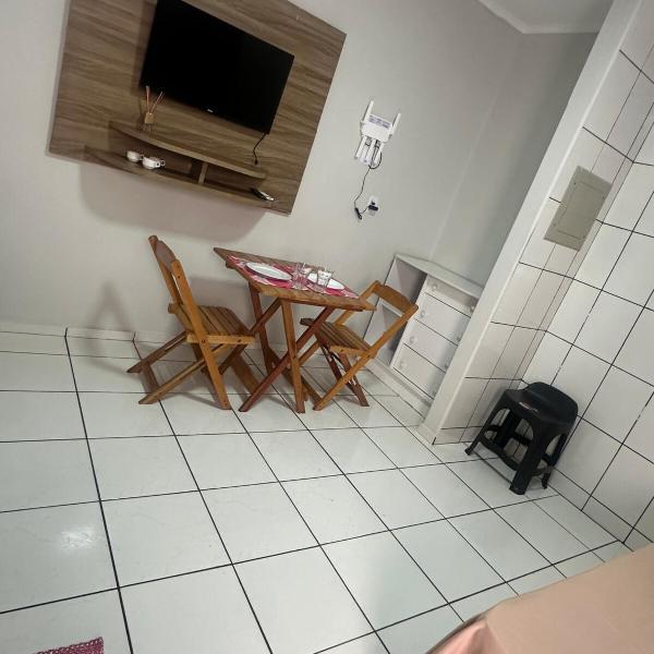 Quarto kitnet n 4 completo com banheiro e cozinha, ampla garagem no centro da cidade - Foto 3