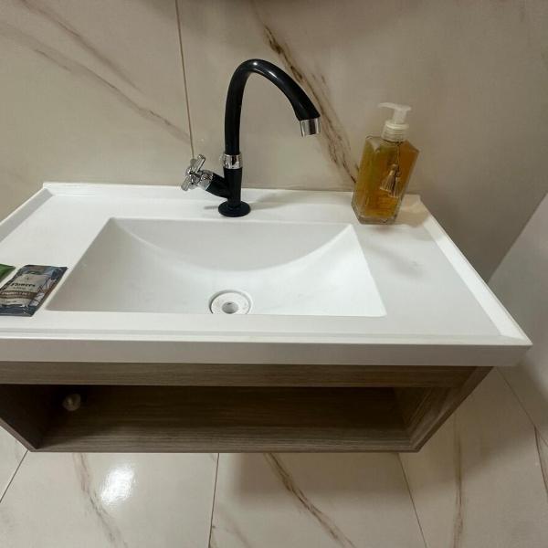 Quarto kitnet n 4 completo com banheiro e cozinha, ampla garagem no centro da cidade - Foto 4