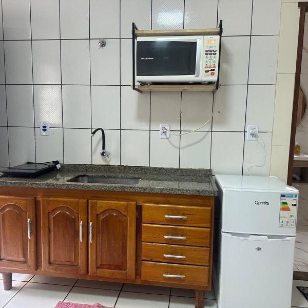 Quarto kitnet n 4 completo com banheiro e cozinha, ampla garagem no centro da cidade - Foto 5