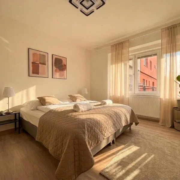 Spacious 3BR Apartment near Metro, hotel i Prag