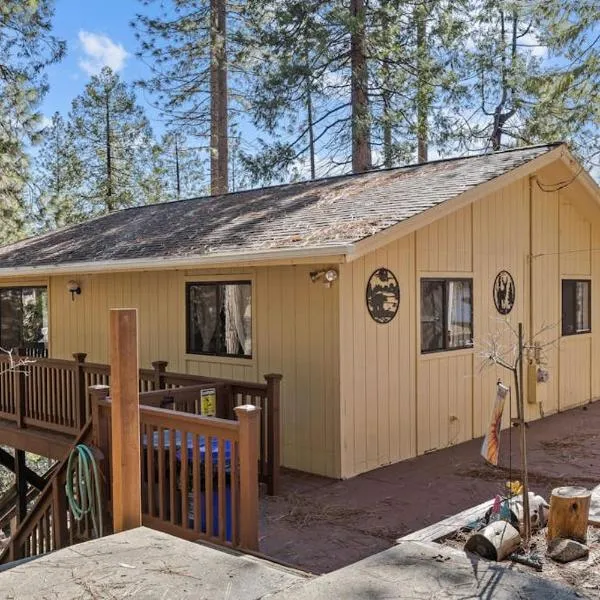 Big Trees, Little Cabin, hotel sa Arnold
