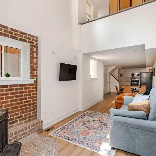 Entire 2-Story Garden Loft Apt with Parking, walk to Metro, Zoo, 2 mi from White House, hotel in Washington, D.C.
