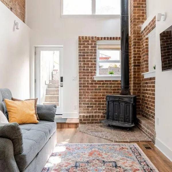 Entire 2-Story Garden Loft Apt - Walk to Metro, Zoo, 2mi from White House, Parking – hotel w Waszyngtonie