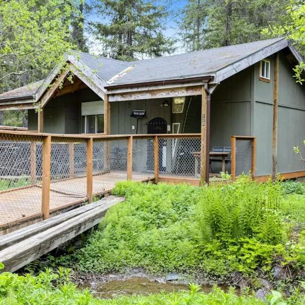 Compact Girdwood Cottage Near the Alyeska Lifts, hotel din Girdwood