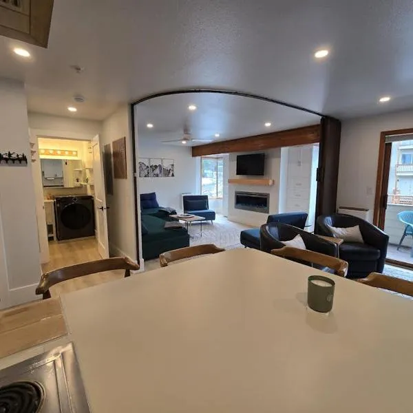 Second-Floor Base Studio w Murphy Bed Near Alyeska、ガードウッドのホテル