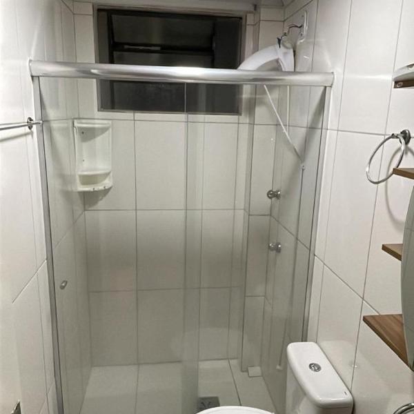 Apto completo e bem localizado com garagem - Foto 2