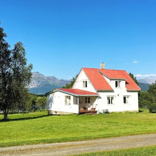 6 person holiday home in Storsteinnes, hotel sa Storsteinnes