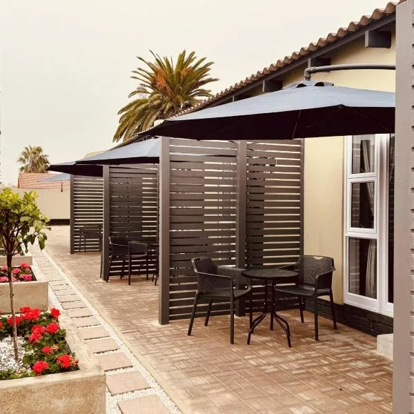 Sleeping Flamingo Self Catering Guesthouse, hotel u gradu 'Swakopmund'