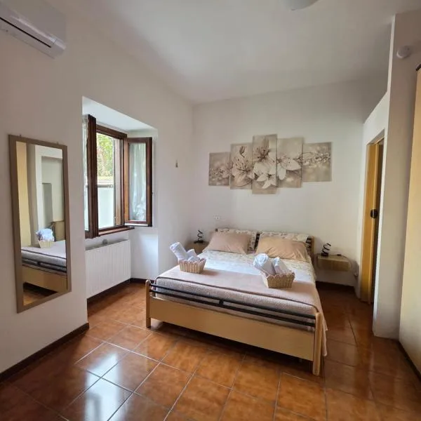 Lily Loggiadeifiori with private Patio near station, bus and swiss boarder, hotel en Como