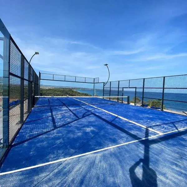 Beach Padel and Pool Villa Profits to Charity, hotel en Memboro