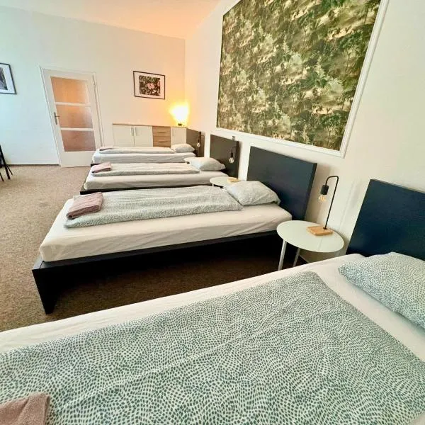 Black Style ROOMS Moravske namesti، فندق في برنو
