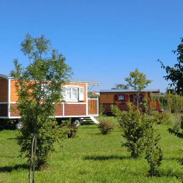 Les Roulottes-Gîtes de la Ferme de l'Autruche Dromoise, hotel en Montmeyran