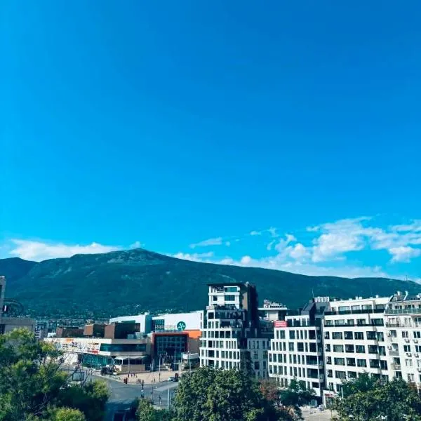 Spacious apartment with a Mountain view, big balcony and parking, Hotel in Sofia