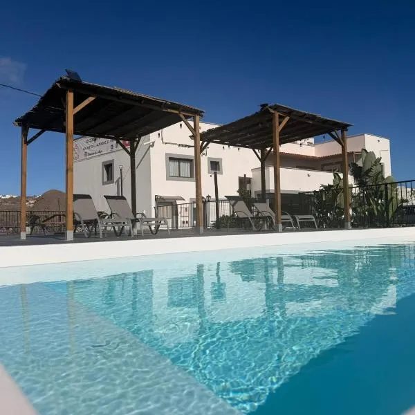 Los Adejo con piscina climatizada compartida, hotel sa Moya