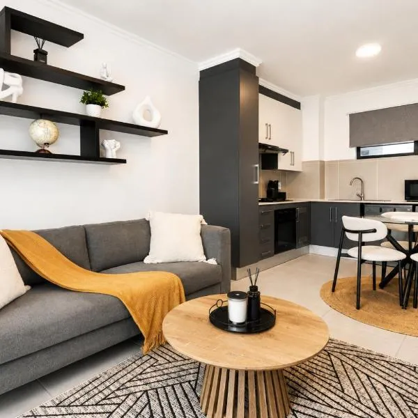 Modern 1-Bed Escape with Pool & Gym, hotel din Ballito
