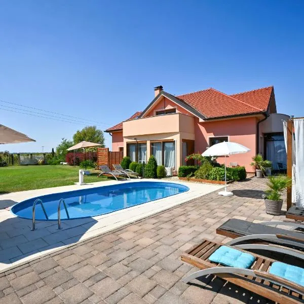 Luxury Villa Apartment - Private Jacuzzi & Sauna, hotel i Črnec Biškupečki
