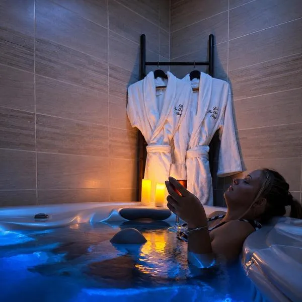 Séjour Romantique Jacuzzi intérieur Privé – hotel w mieście Le Vigan