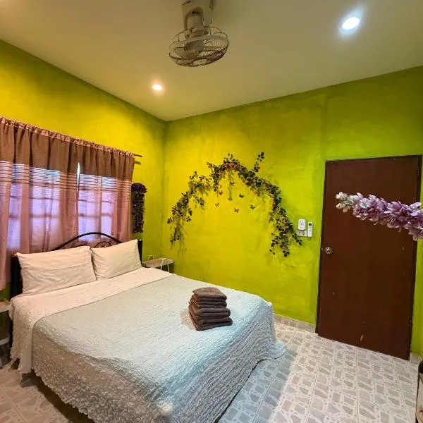 Landscape beachfront bungalow in Rawai, hotel di Bandar Phuket