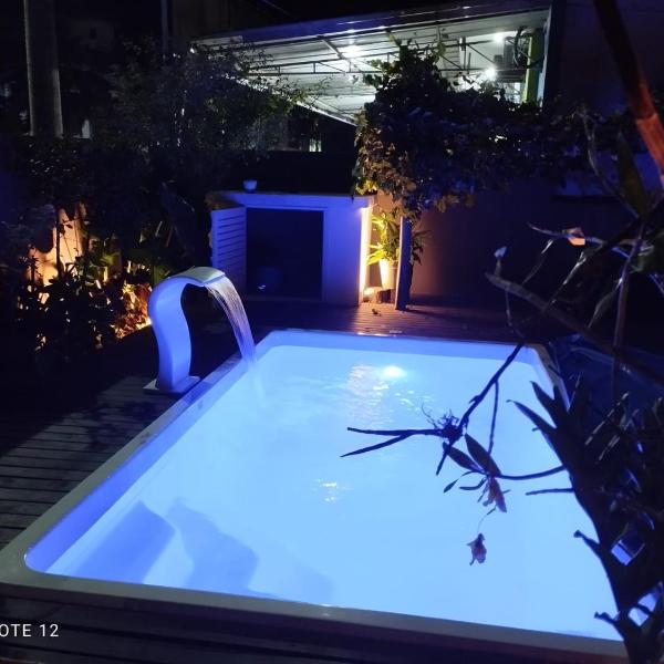 Casa com piscina na praia de Bombas