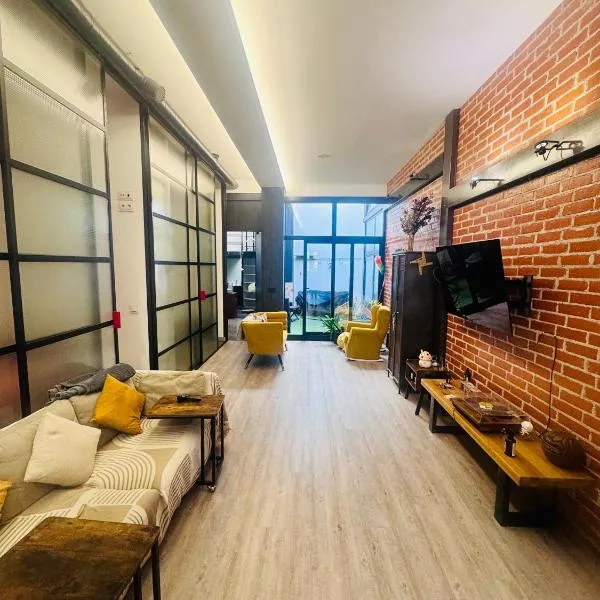 Large Modern Industrial Loft Close to Beaches, hotelli kohteessa A Coruña