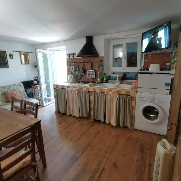 Beautiful Historical apartment with lake view, ξενοδοχείο σε Valvarrone
