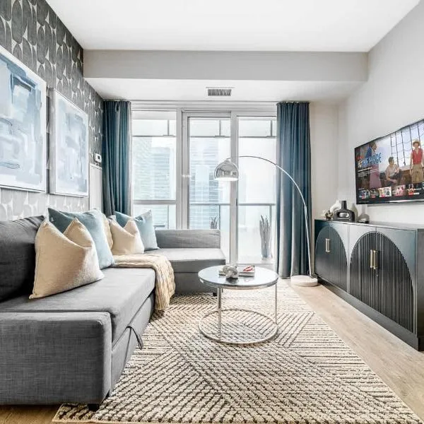 Lux Downtown Suite CN Tower Views with Parking, готель у Торонто