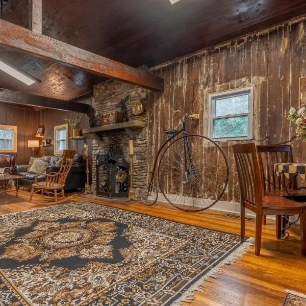 The Whiskey River Lodge, hotel in Madison