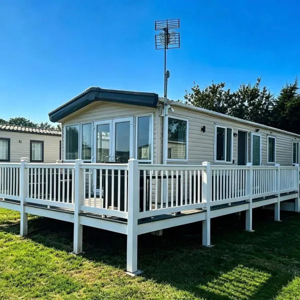 Cosy 2 bed in Dovercourt Holiday Park -Sleeps 6, хотел в Харуич
