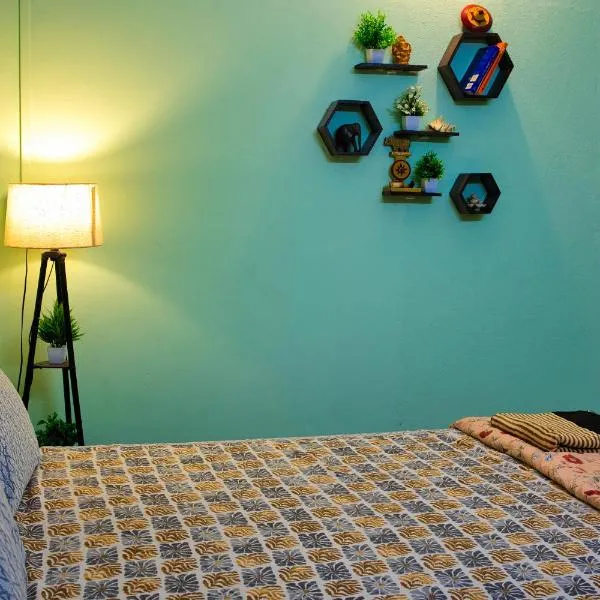 Cozy Mint - AC 1RK, hotel di Guwahati