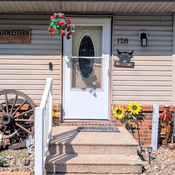By State Fair 5 bedrooms 2 baths, hotel sa Des Moines