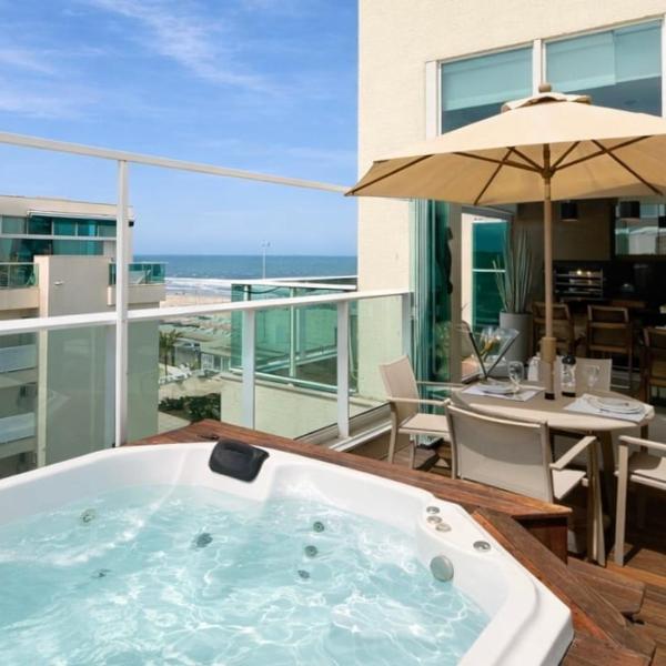 Cobertura pé na areia com jacuzzi e vista mar