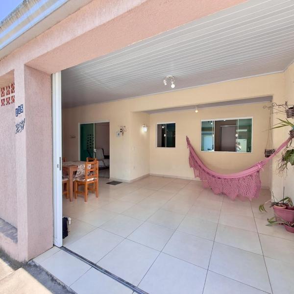 Casa a 500 m da Praia Brava com churrasqueira