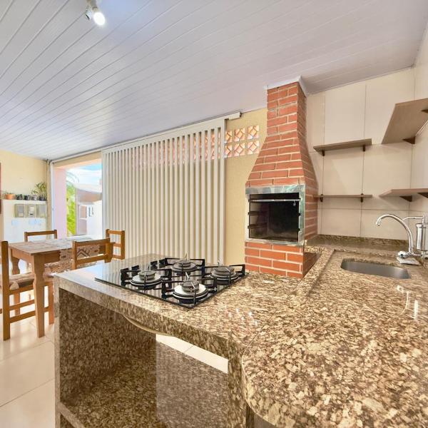 Casa a 500 m da Praia Brava com churrasqueira - Foto 3
