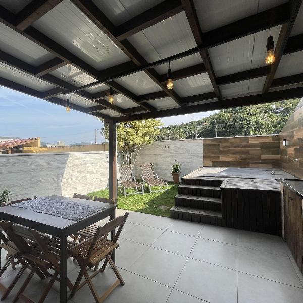 Sobrado das Seringueiras - Conforto com jacuzzi privativa a 6 minutos da Praia de Palmas
